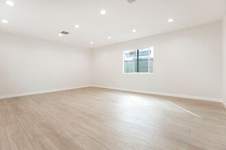 13118 Branford St in Pacoima, CA - Foto de edificio - Building Photo