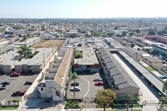 Royal Palms in Bellflower, CA - Building Photo - Building Photo