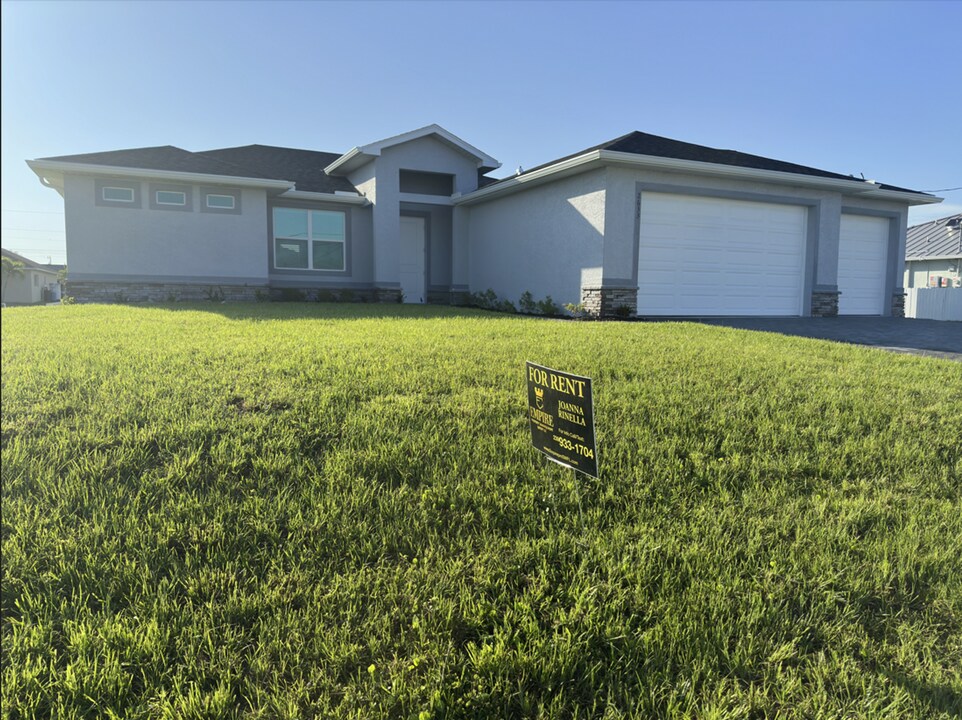 2633 NW 4th Ave in Cape Coral, FL - Building Photo