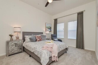 1207 Grand W Blvd in Katy, TX - Foto de edificio - Building Photo