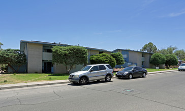 Highlander Apartments in Albuquerque, NM - Building Photo - Building Photo