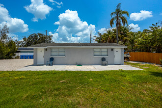 8820 Rocky Creek Dr in Tampa, FL - Building Photo - Building Photo