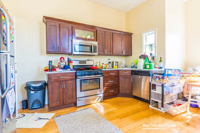 18 Cobden St, Unit Cobden St in Boston, MA - Building Photo - Building Photo