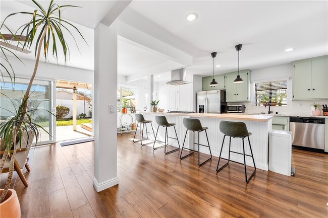 5052 Audrey Dr in Huntington Beach, CA - Foto de edificio - Building Photo