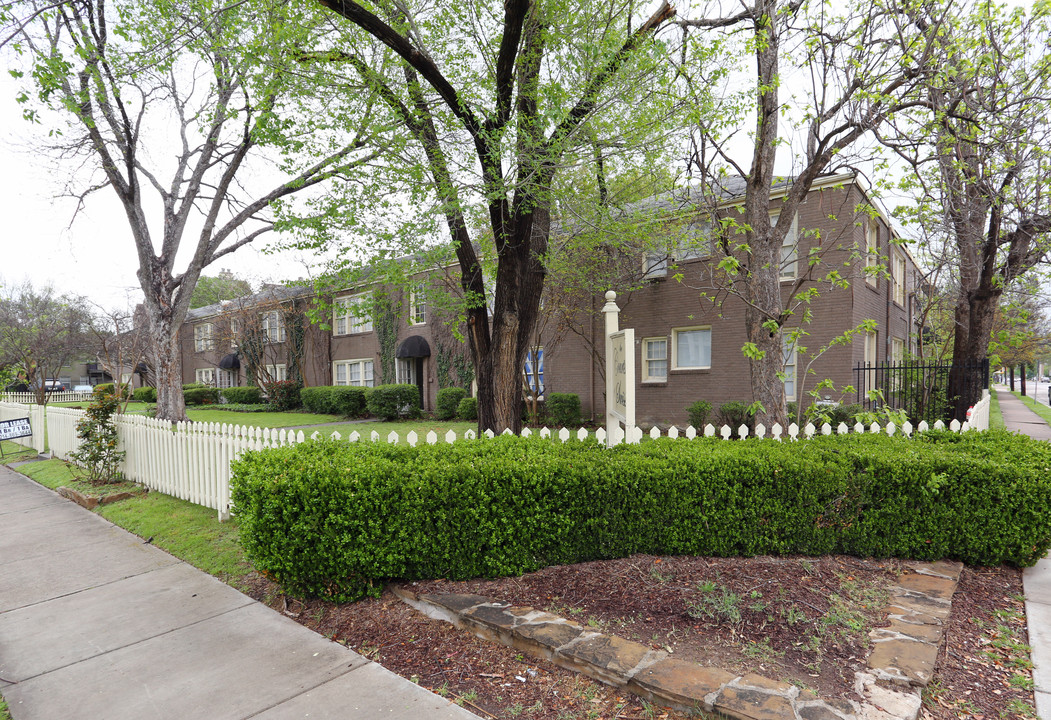 Courts of Swiss (old) in Dallas, TX - Foto de edificio