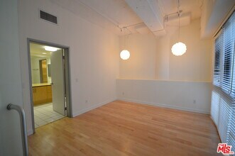 1100 S Grand Ave-Unit -A303 in Los Angeles, CA - Building Photo - Building Photo