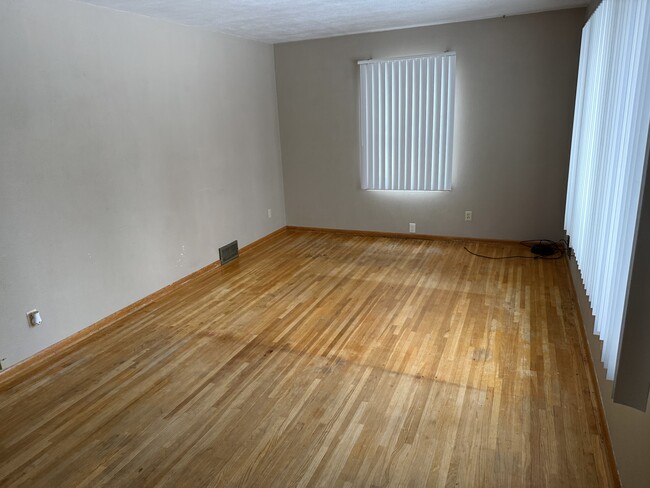 951 Park Ave in Dickinson, ND - Foto de edificio - Building Photo