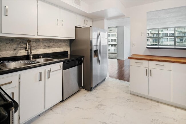 1420 Brickell Bay Dr, Unit 505 in Miami, FL - Foto de edificio - Building Photo