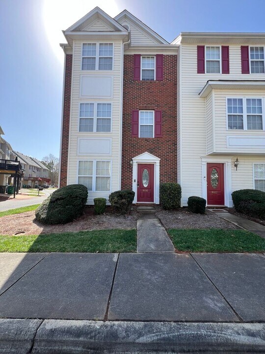 9816 Treeside Ln in Matthews, NC - Building Photo