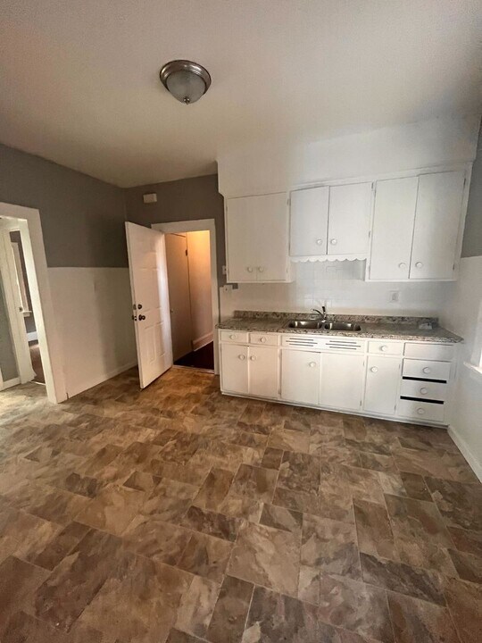 798 Alhambra Rd in Cleveland, OH - Building Photo