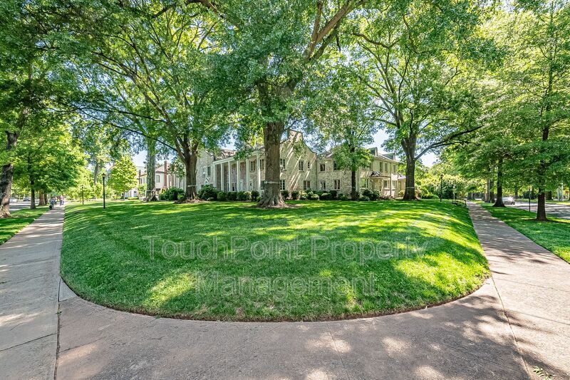 2103 Queens Rd W in Charlotte, NC - Building Photo