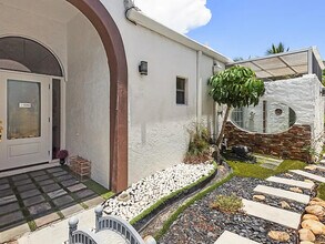 6590 Fountains Cir in Greenacres, FL - Foto de edificio - Building Photo