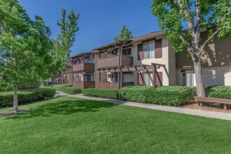 Country Hills Apartment Homes in Brea, CA - Foto de edificio - Building Photo