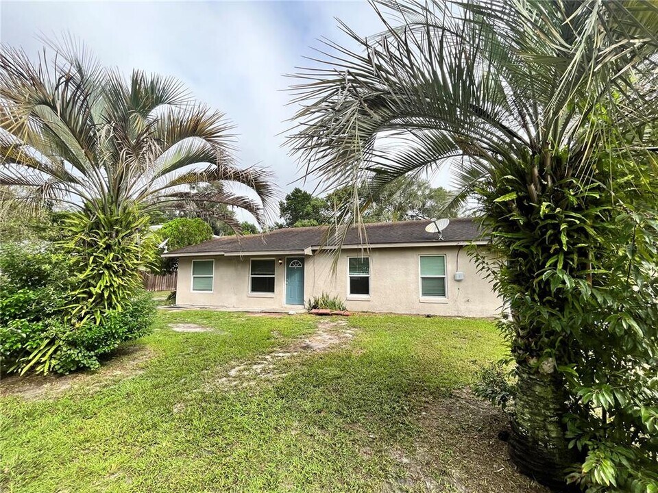 601 Andys Ct in Orange City, FL - Building Photo