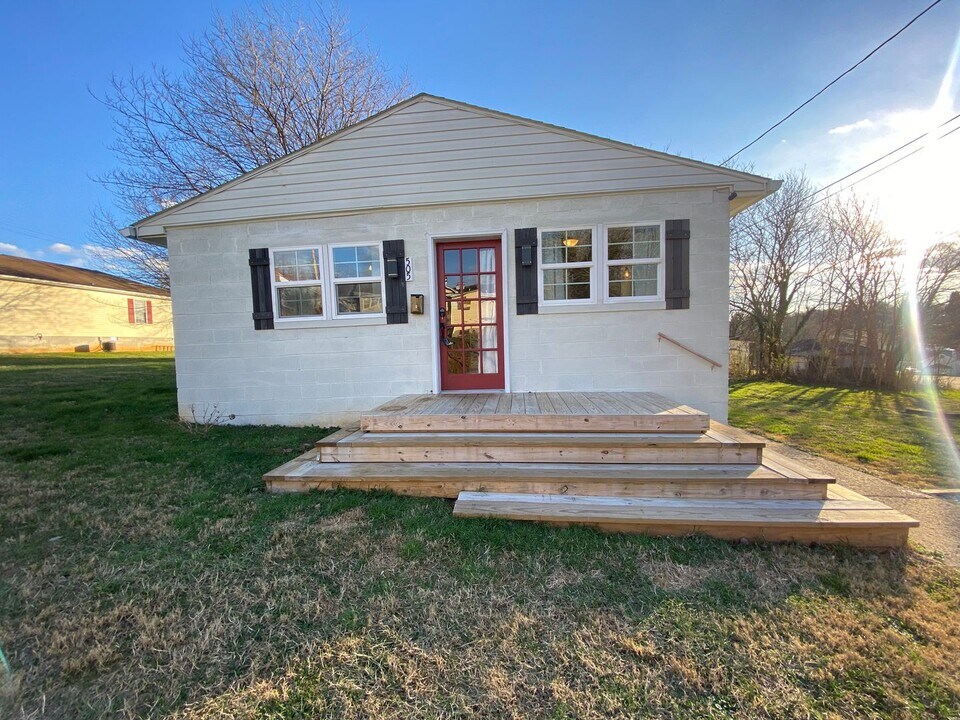 505 W Cook St in Bedford, VA - Building Photo