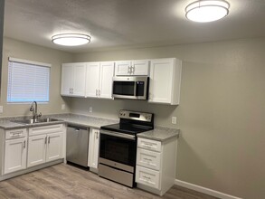 Beautiful Renovations with Washer and Dryer in Mesa, AZ - Building Photo - Building Photo