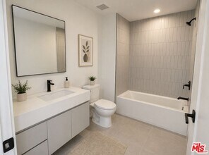 904 S New Hampshire Ave in Los Angeles, CA - Building Photo - Building Photo