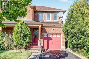 35 Pitchpine Dr in Toronto, ON - Building Photo
