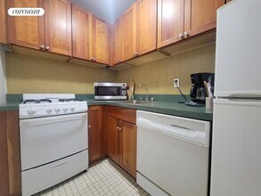 344 E 51st St in New York, NY - Building Photo - Building Photo