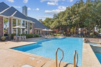 Whispering Creek Villas Apartment Homes in San Antonio, TX - Foto de edificio - Building Photo