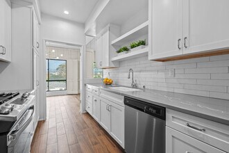 1167 Roxbury Dr, Unit 301 in Los Angeles, CA - Building Photo - Building Photo