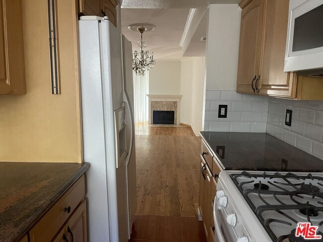 10921 Morrison St in Los Angeles, CA - Building Photo - Building Photo
