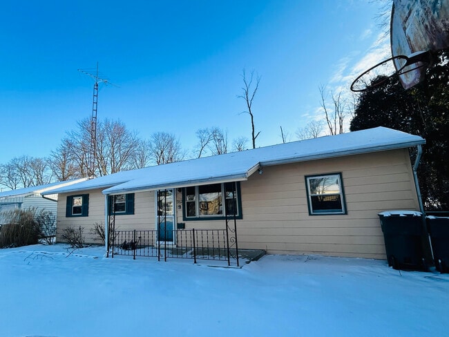 property at 3112 S Chippewa Ln