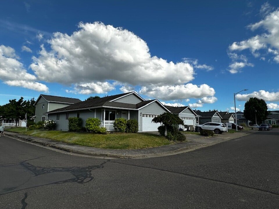 767 Lone Tree St NW in Albany, OR - Building Photo