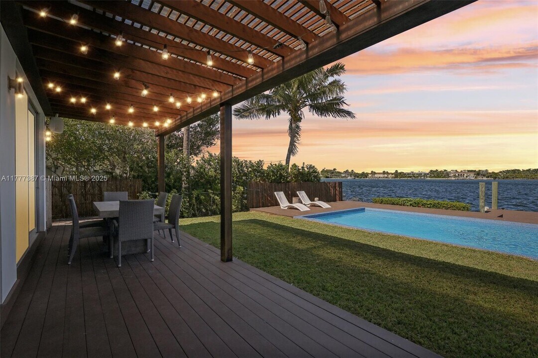1231 Stillwater Dr in Miami Beach, FL - Building Photo