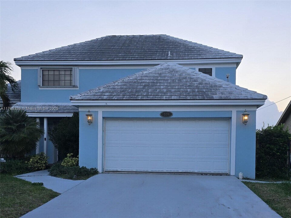 320 SE 12th Ave in Pompano Beach, FL - Building Photo