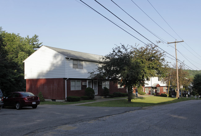 Corral Apartments in Warren, MA - Foto de edificio - Building Photo