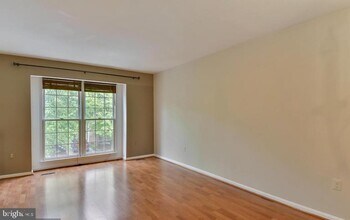 46879 Trumpet Cir in Sterling, VA - Foto de edificio - Building Photo