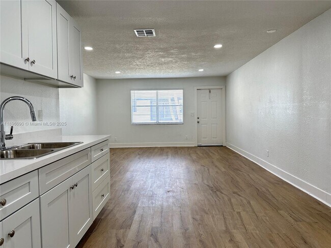 116 NW 2nd Ave in Hallandale Beach, FL - Building Photo - Building Photo