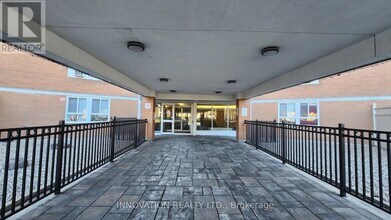 2020 Jasmine Crescent in Ottawa, ON - Building Photo - Building Photo