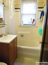 349 Pleasant St, Unit B1-25 in Malden, MA - Foto de edificio - Building Photo