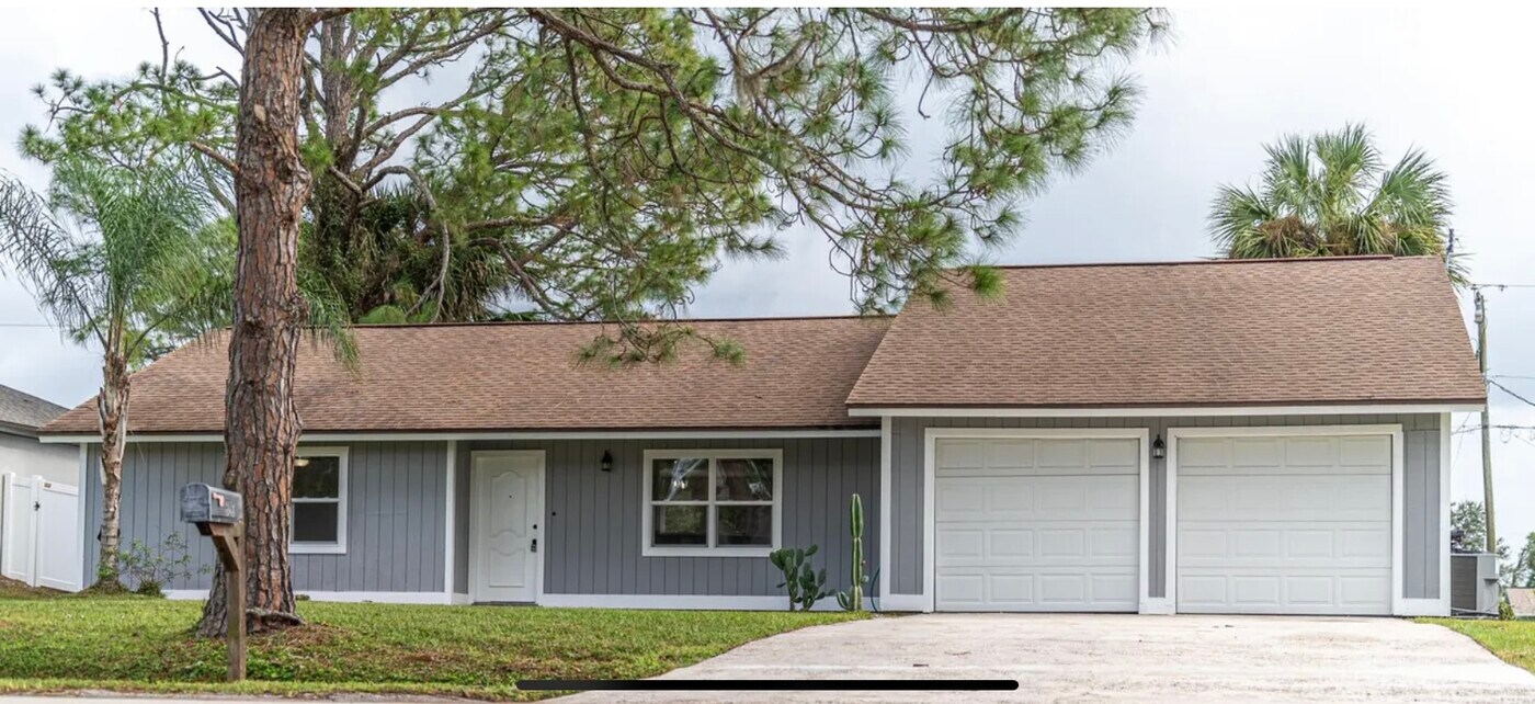 1041 Braddock Ave SE in Palm Bay, FL - Building Photo