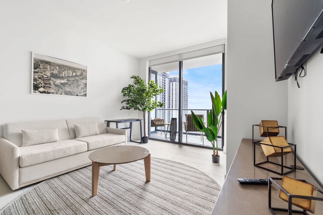 601 NE 1st Ave in Miami, FL - Building Photo