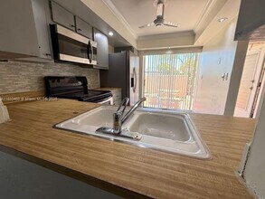 9423 Oakburst Ln in Tamarac, FL - Building Photo - Building Photo