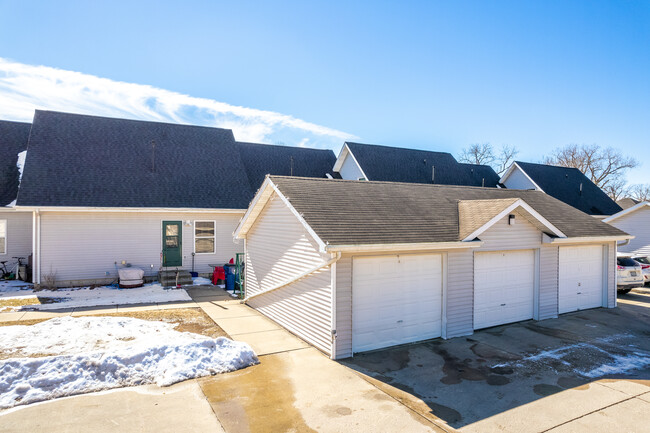 Valley Green Townhomes in West Des Moines, IA - Foto de edificio - Building Photo