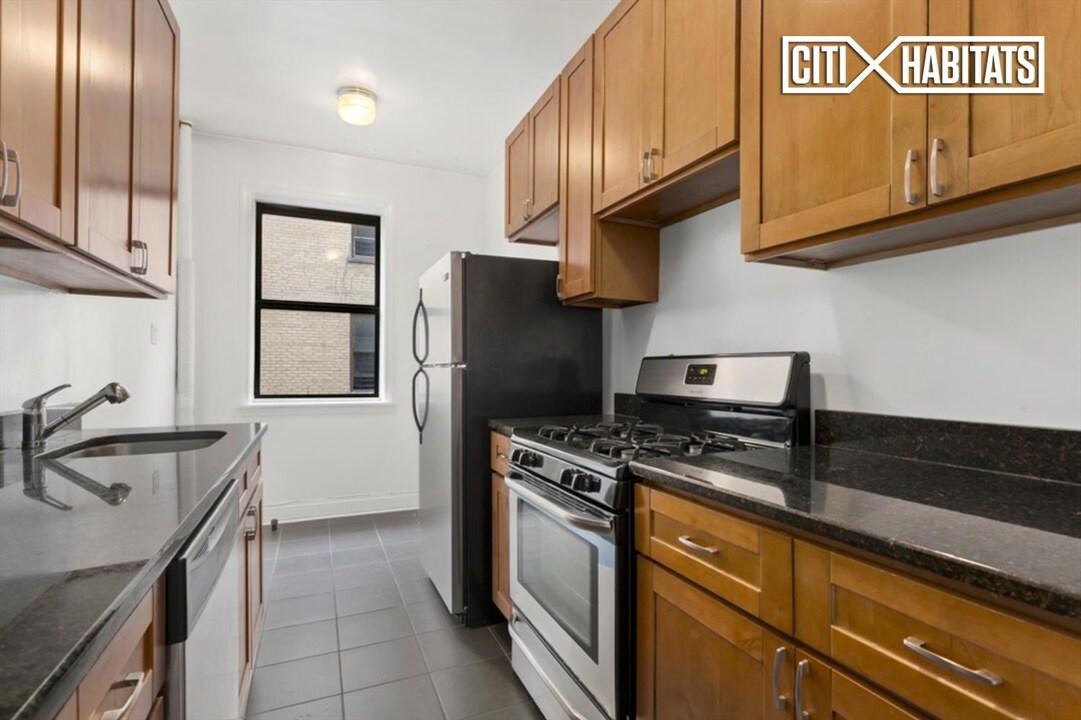420 Clinton Ave-Unit -2G in Brooklyn, NY - Building Photo