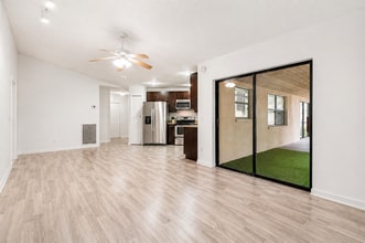 190 Parkwood Dr in Royal Palm Beach, FL - Building Photo - Building Photo