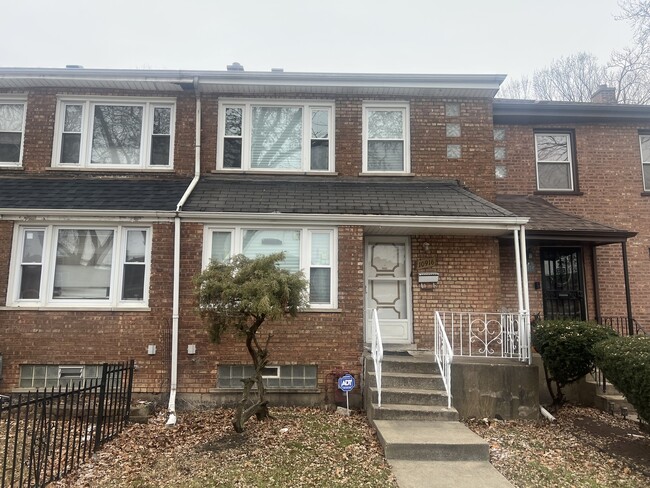 property at 10916 S Eberhart Ave