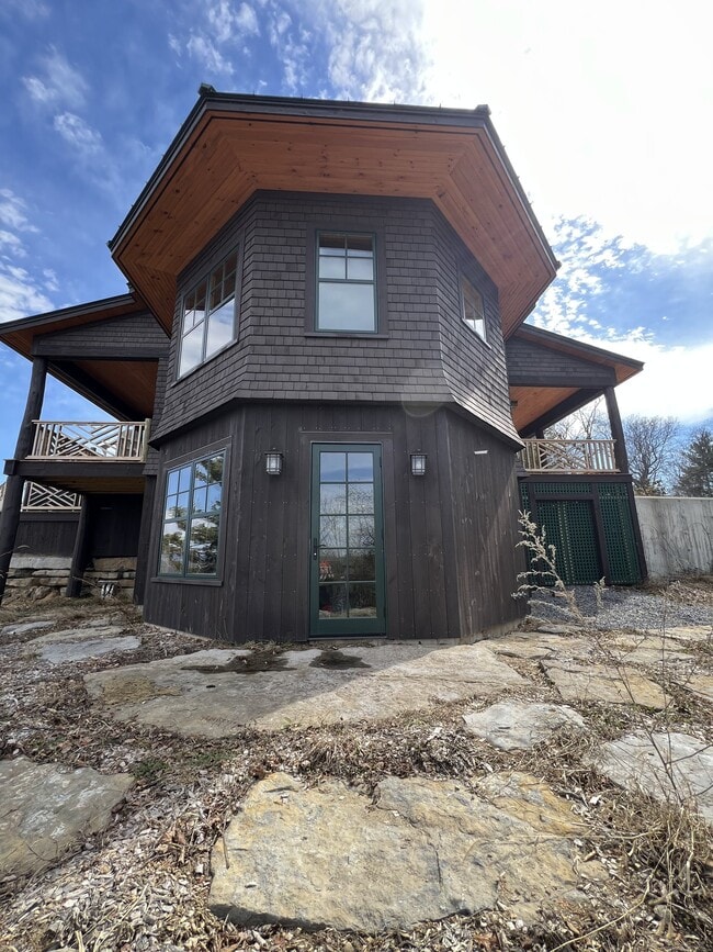 2226 Lake Shore Rd, Unit Harbor side