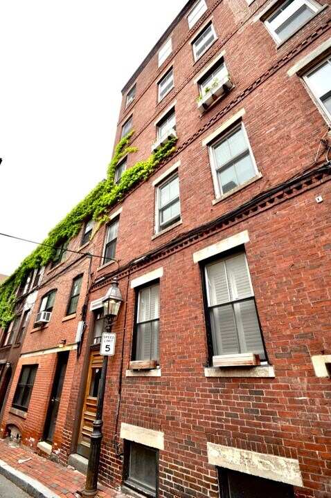 25 Ridgeway Ln, Unit 3 in Boston, MA - Building Photo