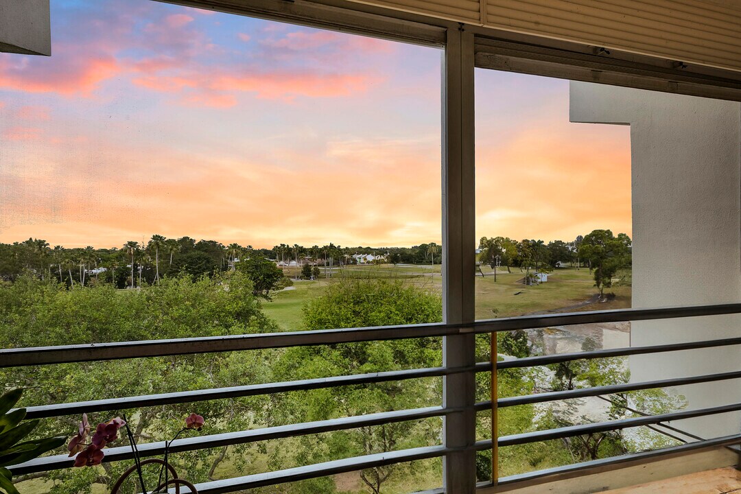 3951 Via Poinciana in Greenacres, FL - Building Photo