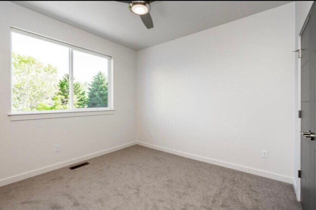 property at 911 N 17th Ave