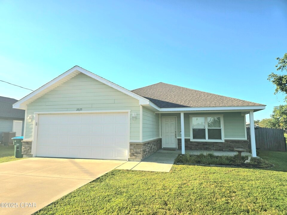 3225 10 Acre Rd in Panama City, FL - Building Photo