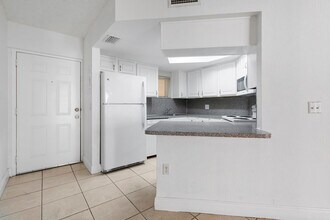 8225 Lake Dr, Unit 304 in Doral, FL - Building Photo - Building Photo