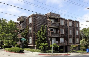696 Athol Ave in Oakland, CA - Foto de edificio - Building Photo