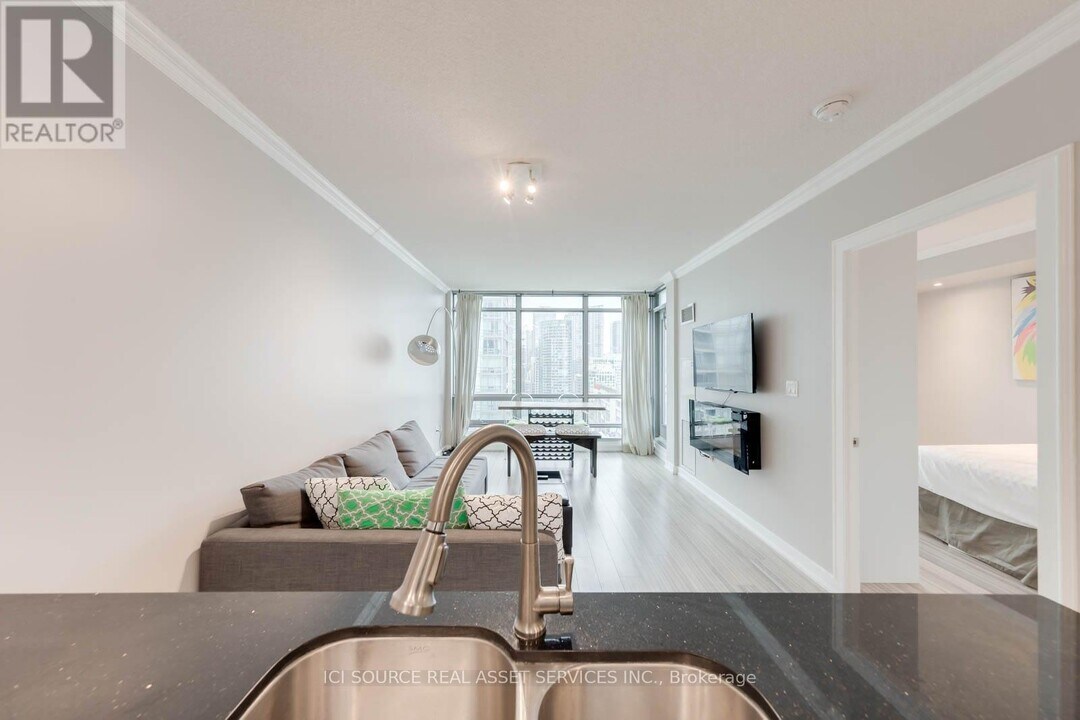 5 Mariner Terrace in Toronto, ON - Building Photo